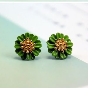🌵 Green Daisy Stud Earrings